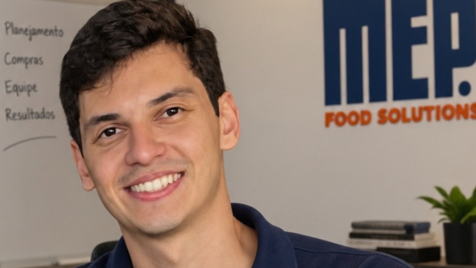 Bruno Leahy, fundador da MEP Food Solutions, em frente ao painel da MEP